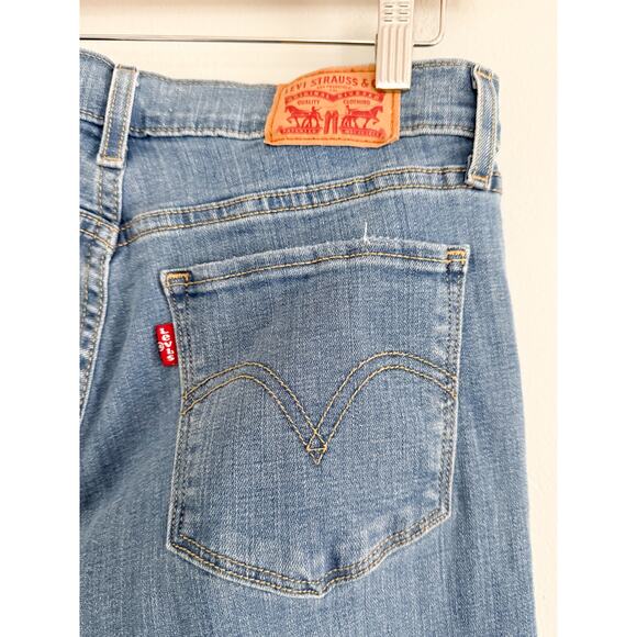 Levi's | Classic Straight Fit Women's Jeans in Medium/Light Wash | Sz 6 - Picture 6 of 8